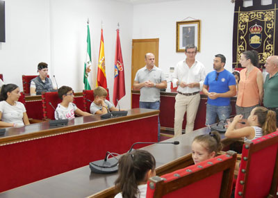 El Ayuntamiento de Adra recibe a la Escuela Municipal de Karate en su vigsimo aniversario