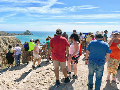 Los turistas se pasean por Cabo de Gata para despedir el verano, en una visita con entradas agotadas
