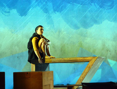 Salq emociona al pblico del Teatro Apolo convirtiendo en cuento de aventuras el drama de la inmigracin por las guerras