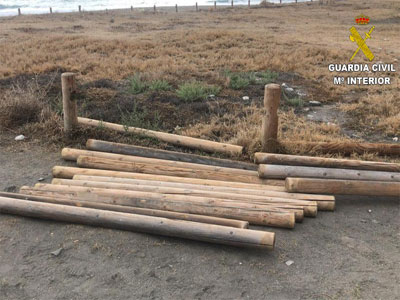 Roba cerca de mil postes de madera de la playa de Macenas para proteger con una valla su plantacin de guisantes 