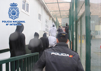 La Polica Nacional ha detenido al patrn de un barco de pesca con 107 inmigrantes a bordo