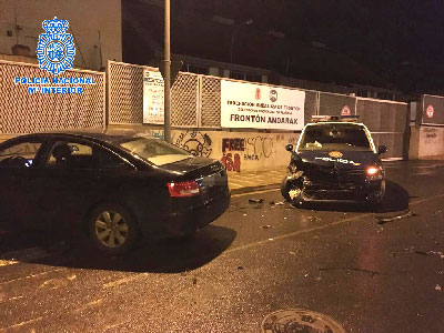 Una banda de ladrones estrella un coche contra una puerta de Carrefour y despus embiste a un coche de la polica