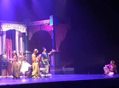 Nios y mayores disfrutan en el Teatro Auditorio de Aladn, un musical genial