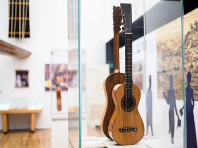 Noticia de Almería 24h: Almería acoge la primera exposición de la guitarra española más antigua, etiquetada en el año 1684 