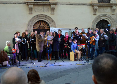 Los villancicos de los coros rocieros toman la Plaza Pablo Cazard para brindar por la Navidad