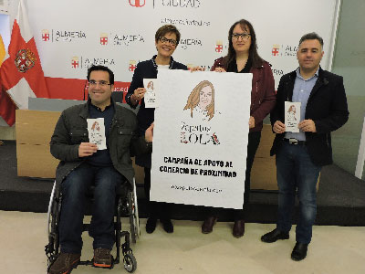 El PSOE apoya al comercio de proximidad en Almera con la campaa Los Zapatos de Lola, que lleva a todos los barrios