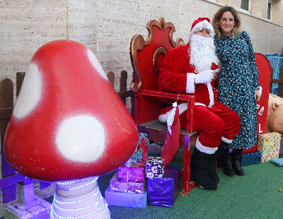 Pap Noel visita la Plaza Mayor de El Ejido para recoger las cartas de los ms pequeos