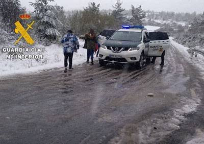 La Guardia Civil auxilia a varias personas atrapadas en sus vehculos a consecuencia del temporal de nieve en Almera