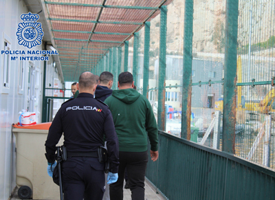 Dos detenidos por traer a Espaa a 16 ciudadanos argelinos en una patera