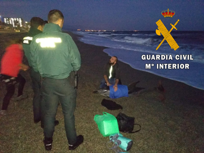La Guardia Civil presta seguridad y apoyo en el varamiento de un delfn listado a los tcnicos de Equinac