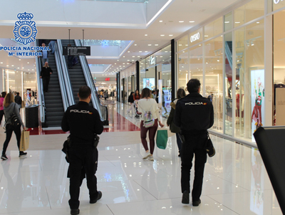 Detienen a la ladrona que robaba bolsos al descuido en el Centro Comercial Torrecrdenas
