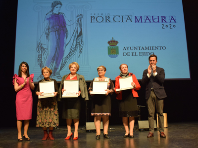 El Ayuntamiento homenajea a cuatro mujeres por su trayectoria profesional, labor personal y promocin de la mujer ejidense en los Premios Porcia Maura