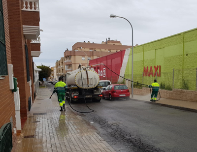 El Ayuntamiento de El Ejido refuerza e intensifica el Servicio de Limpieza y Desinfeccin en calles, espacios pblicos y contenedores para frenar la propagacin del COVID-19 