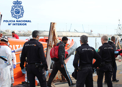 Detenidos los patrones de una patera, rescatada al este de Cabo de Gata con 35 personas a bordo