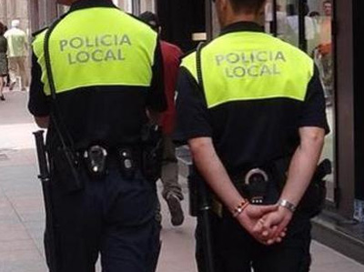 Agentes de la Polica Local de Adra detienen a un hombre buscado por la justicia