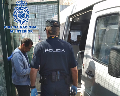 La Polica Nacional detiene a cuatro personas  responsables de la introduccin en Espaa de decenas de inmigrantes