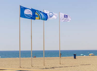 Roquetas de Mar renueva un ao ms las seis banderas azules que certifican la calidad de sus playas urbanas