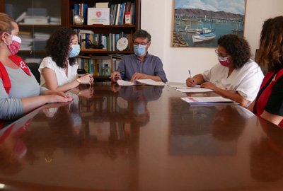 Ayuntamiento de Adra y Cruz Roja firman un acuerdo para ayudar a las personas ms vulnerables