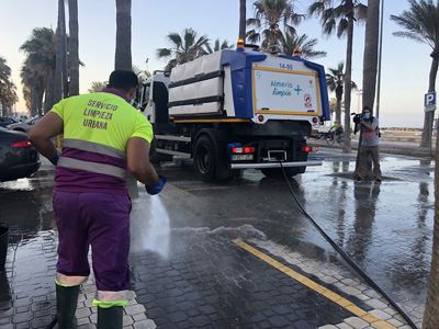 Noticia de Almería 24h: Primera jornada del Plan de limpieza intensiva en El Palmeral y su entorno