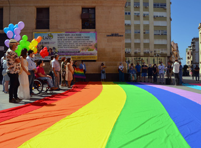 Almera levanta la voz por los derechos del Colectivo LGTBI y para celebrar la diversidad
