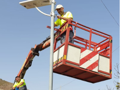 Ayuntamiento de Adra instala una treintena de luminarias solares LED en ncleos diseminados