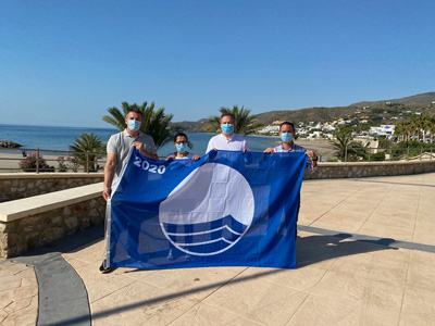 La alcaldesa de Mojcar recibe oficialmente las seis Banderas Azules de manos del Delegado Territorial de Turismo