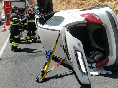 Bomberos de Almera rescatan a una persona atrapada en su vehculo tras un accidente de trfico