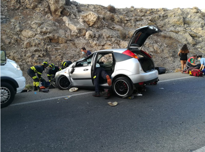 Los bomberos intervienen casi de forma simultnea, en dos accidentes ocurridos en la capital y la carretera de El Caarete