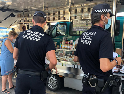 La Polica Local realiza labores de inspeccin por COVID-19 en el mercadillo de El Ejido 