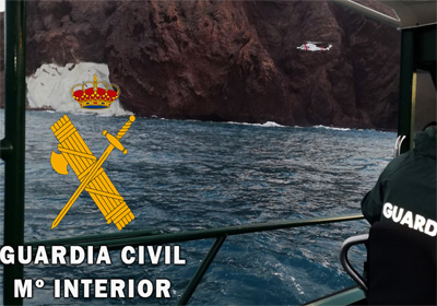 Noticia de Almería 24h: Logran rescatar tras más de 12 horas de operativo, a 3 menores y 3 adultos encaramados a una roca próxima a la cala de Vela Blanca 