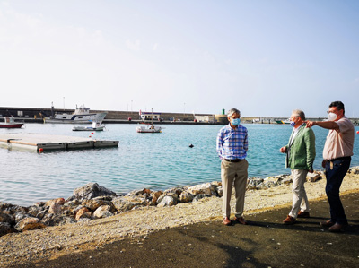 La Autoridad Portuaria de Almera instala los pantalanes en el nuevo fondeadero pesquero
