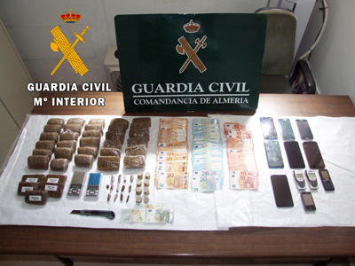 La Guardia Civil detiene a cinco personas y desmantela un punto de venta de droga en Balanegra 