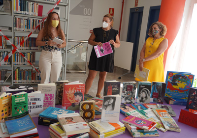 Carboneras estrena sección feminista en su Biblioteca Municipal, con 120 títulos para todas las edades