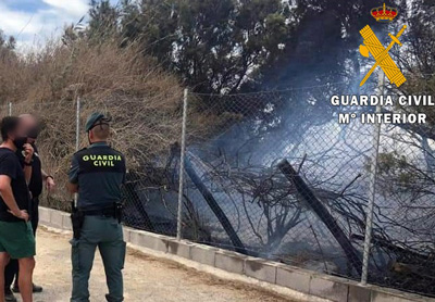 La Guardia Civil interviene un cultivo de marihuana durante la extincin de un incendio en un invernadero