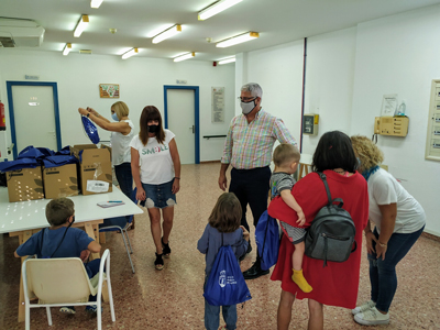 El Ayuntamiento entrega 200 kits de proteccin infantil antiCOVID a nios y nias en situacin vulnerable