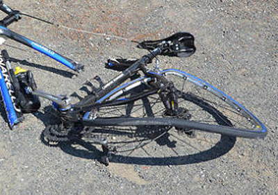 Un ciclista logra escribir en la arena parte de la matrcula del coche que lo atropell