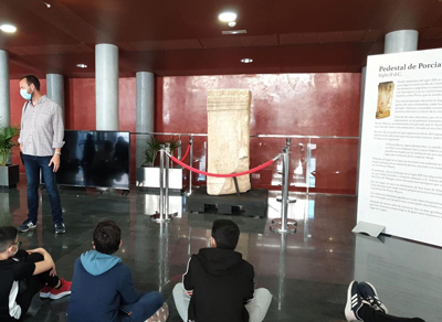 El histrico pedestal de Porcia Maura queda expuesto en el hall del Teatro Auditorio de El Ejido