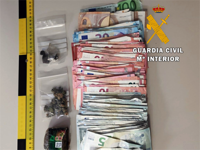 Detenido con hachís, marihuana y 3000 € en el doble fondo del maletero del coche