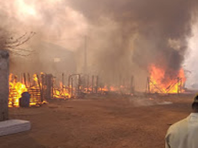 Un incendio calcina un poblado chabolista de jornaleros de los invernaderos en Njar