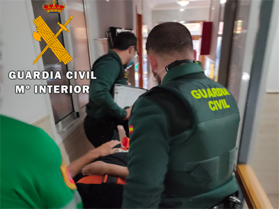 La Guardia Civil auxilia a una persona que queda inmvil en su domicilio tras sufrir una cada    