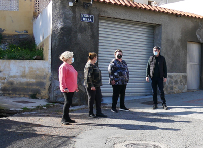 Manuel Corts visita La Alquera tras las obras de embellecimiento de la barriada