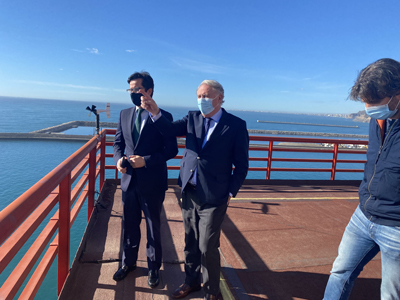 El alcalde visita el Puerto de Almería para interesarse por los proyectos de transporte de frutas y verduras frescas por barco