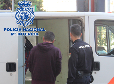 La Polica Nacional arresta en Almera a un hombre al que le constaban 4 rdenes de detencin