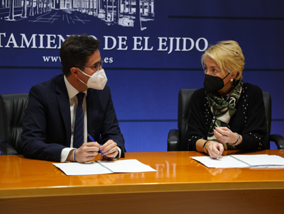 La delegada de Fomento hace entrega al alcalde de El Ejido de la resolucin que da va libre a la construccin de una rampa embarcadero en Balerma
