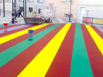 Noticia de Almería 24h: Roquetas de Mar refuerza la seguridad de parques infantiles instalando más de 10.000 m2 de pavimento de amortiguación