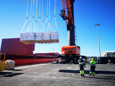 El Puerto de Almera recibe un cargamento de 3.130 toneladas de paneles de yeso
