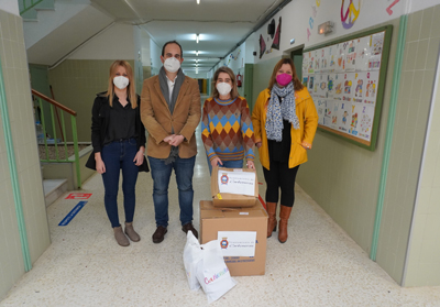 El Ayuntamiento reparte ms de 3.000 mascarillas FFP2 a todos los centros educativos de Carboneras