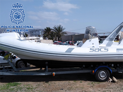 La Polica Nacional decomisa una planeadora de contrabando en Almera