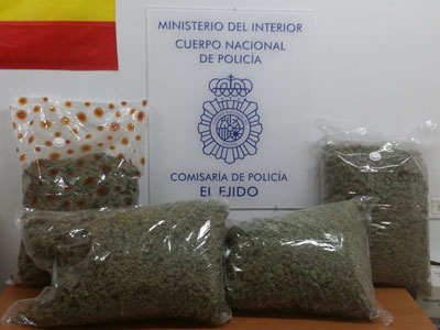La Polica Nacional sorprende in fraganti en El Ejido a dos hombres durante un pase de droga