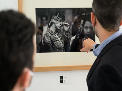 El alcalde invita a visitar la exposicin de fotos ‘Hope’ que, en la sala Jairn y hasta el 2 de mayo, reivindica el derecho a ser diferente